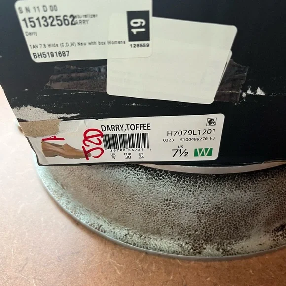 Naturalizer Tan Vegan Leather Heeled Womens Loafers 7.5 Wide - Picture 2 of 6